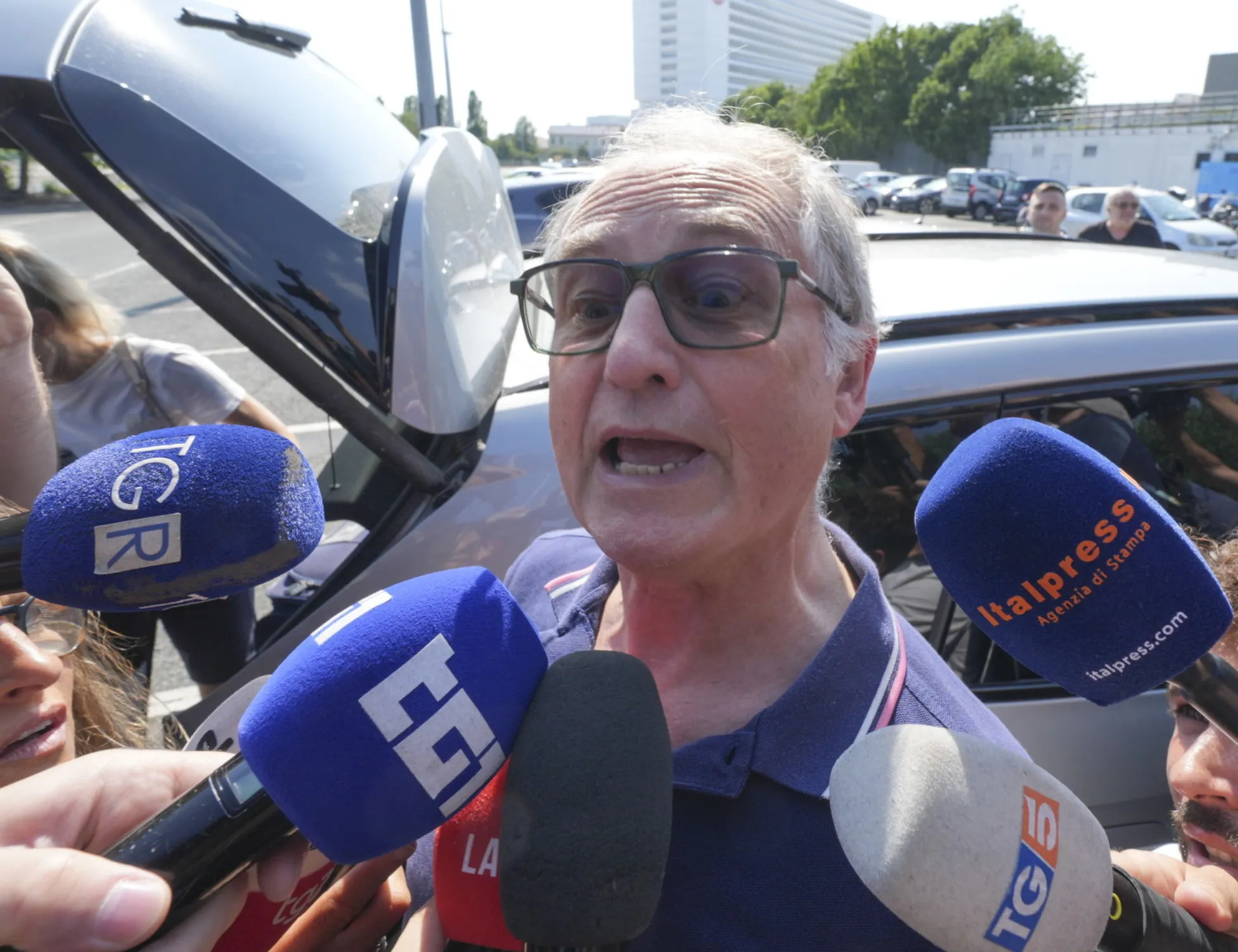 Leggi l'articolo: Doccia in carcere, l'imbarazzo di Mario Roggero: ecco che oggetto ha chiesto alla moglie