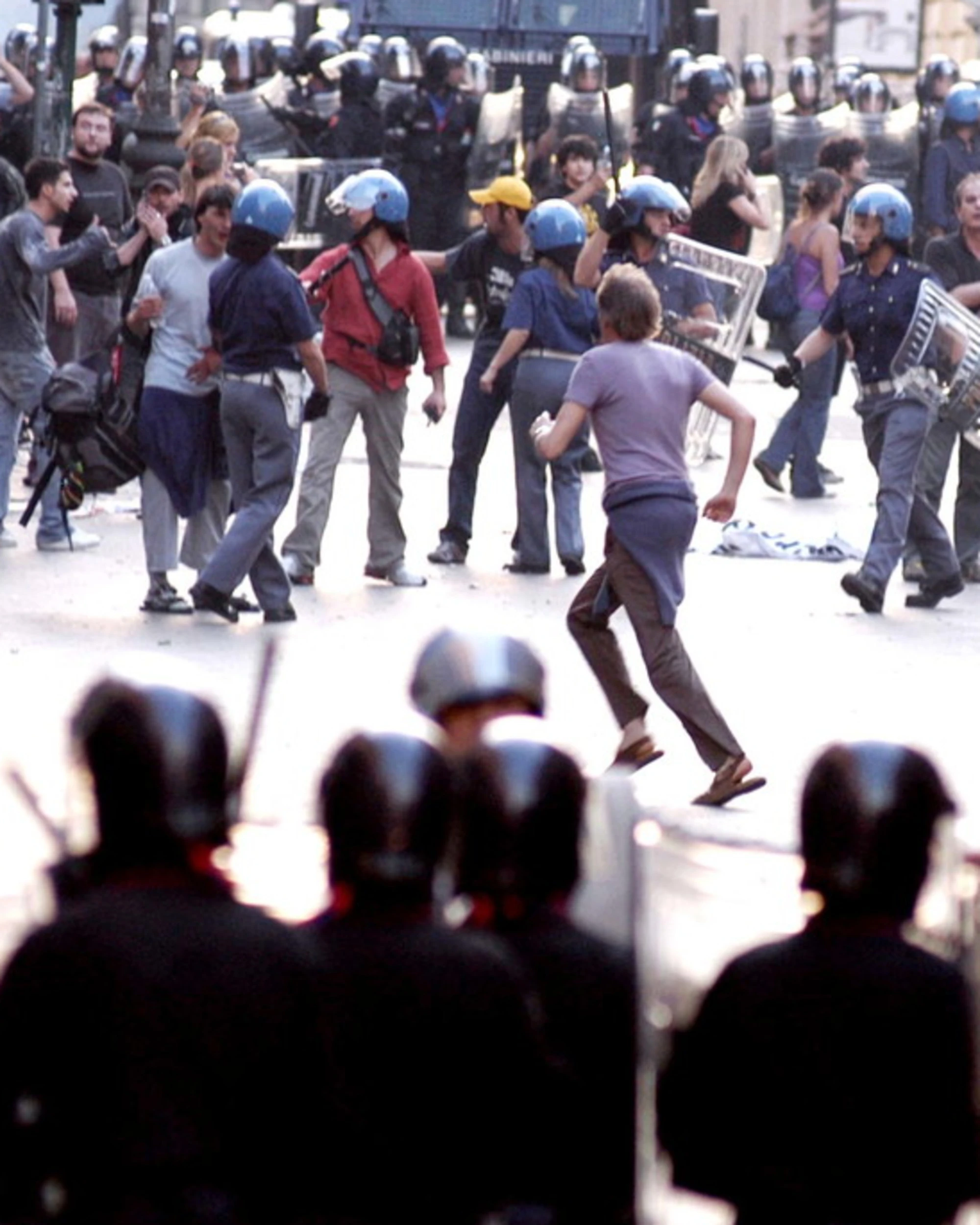 Anarchici, ecco il manuale per attaccare i poliziotti