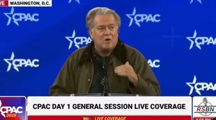 Steve Bannon e il saluto nazista, &quot;Bardella non è un uomo, si fa la pipì addosso&quot;