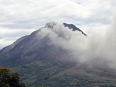 Vulcano in eruzione a Sumatra Centinaia di persone in fuga