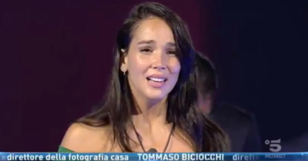 Grande Fratello Vip, Paola Di Benedetto vince a sorpresa la finalissima e dona il montepremi di 100mila euro alla Protezione civile