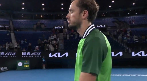 Australian Open, Medvedev: "Vediamo dopo il massaggio". Nel cuore della notte...