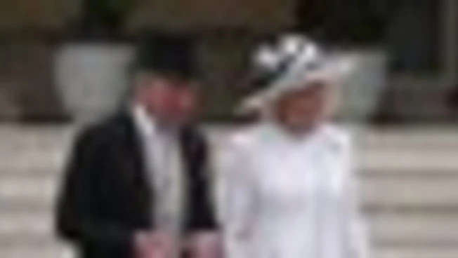 Re Carlo III offre un ricevimento in giardino a Buckingham Palace