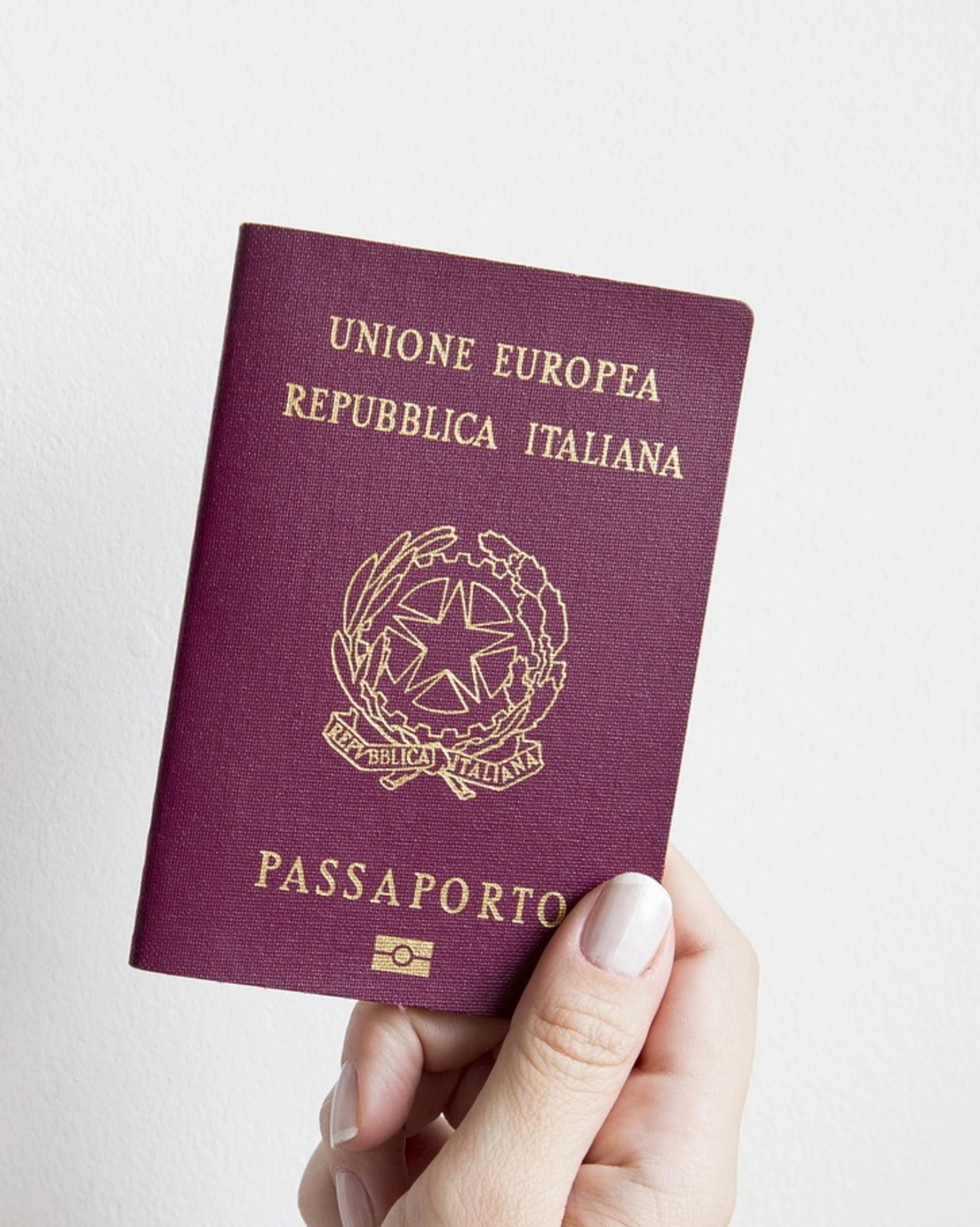 Passaporti, hacker rubano migliaia di documenti negli alberghi: in vendita online 