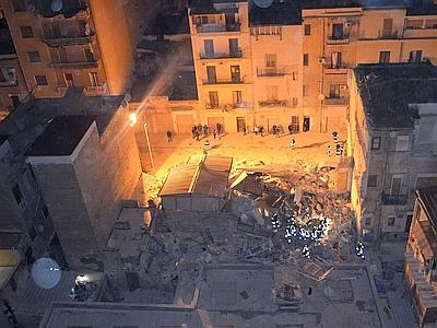 Palermo, crollano due palazzine: tre morti Inquilini: "Costruito un piano abusivo"