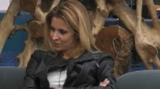 Grande Fratello Vip, Adriana Volpe in crisi: lacrime e preoccupazione per il marito e la figlia in Costa Rica
