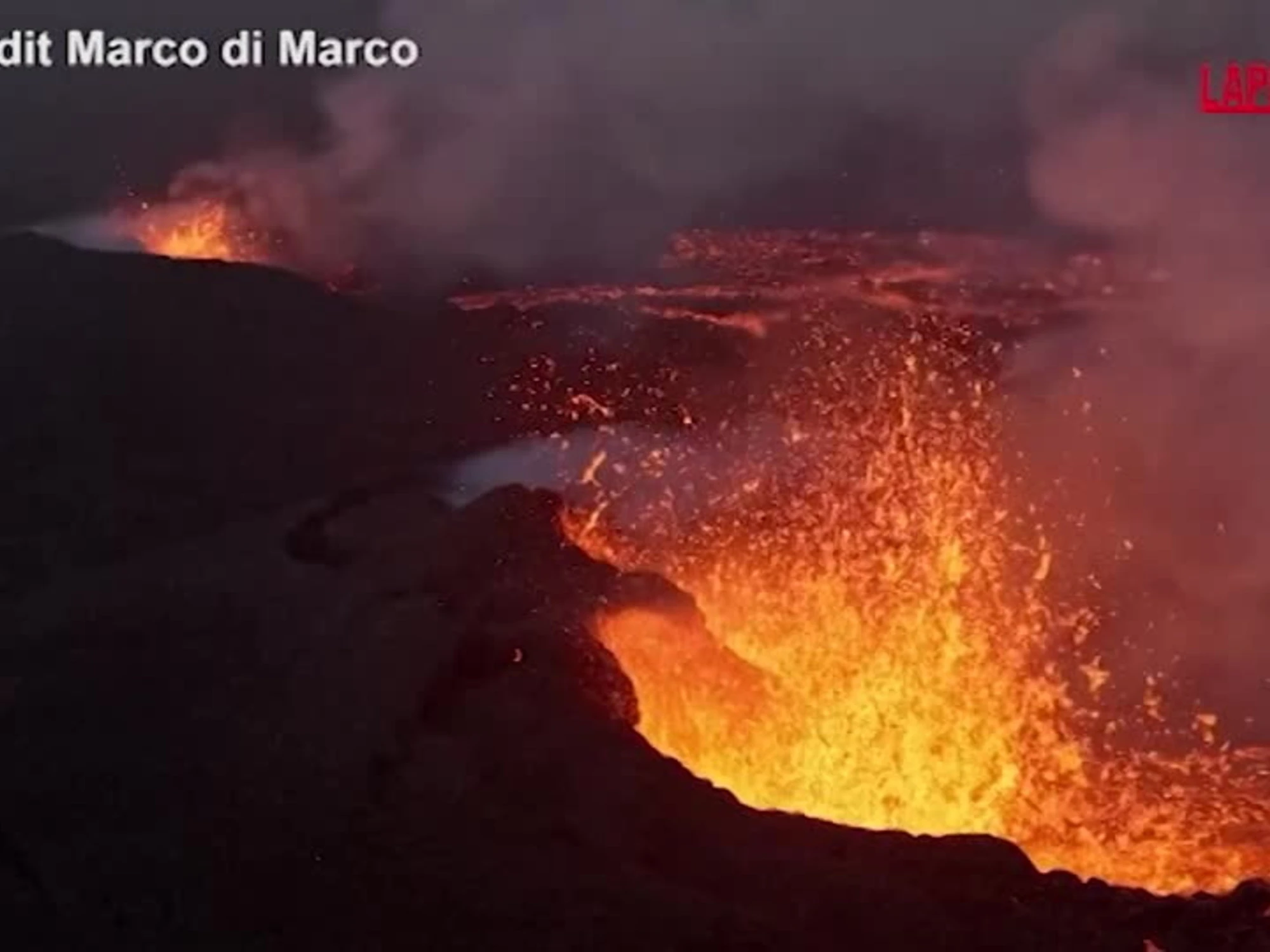 Islanda, lo spettacolo dell'eruzione del vulcano