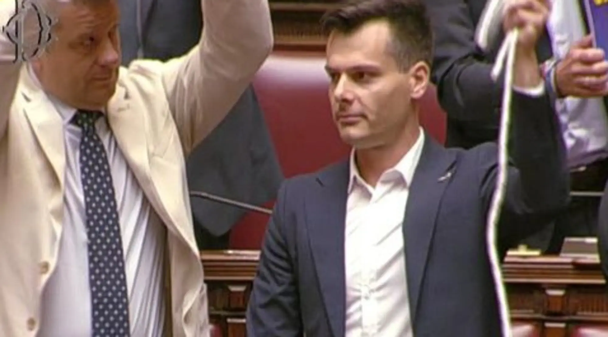 Futuro Nazionale, deputato mostra il cappio: "Siete complici!". Caos alla Camera