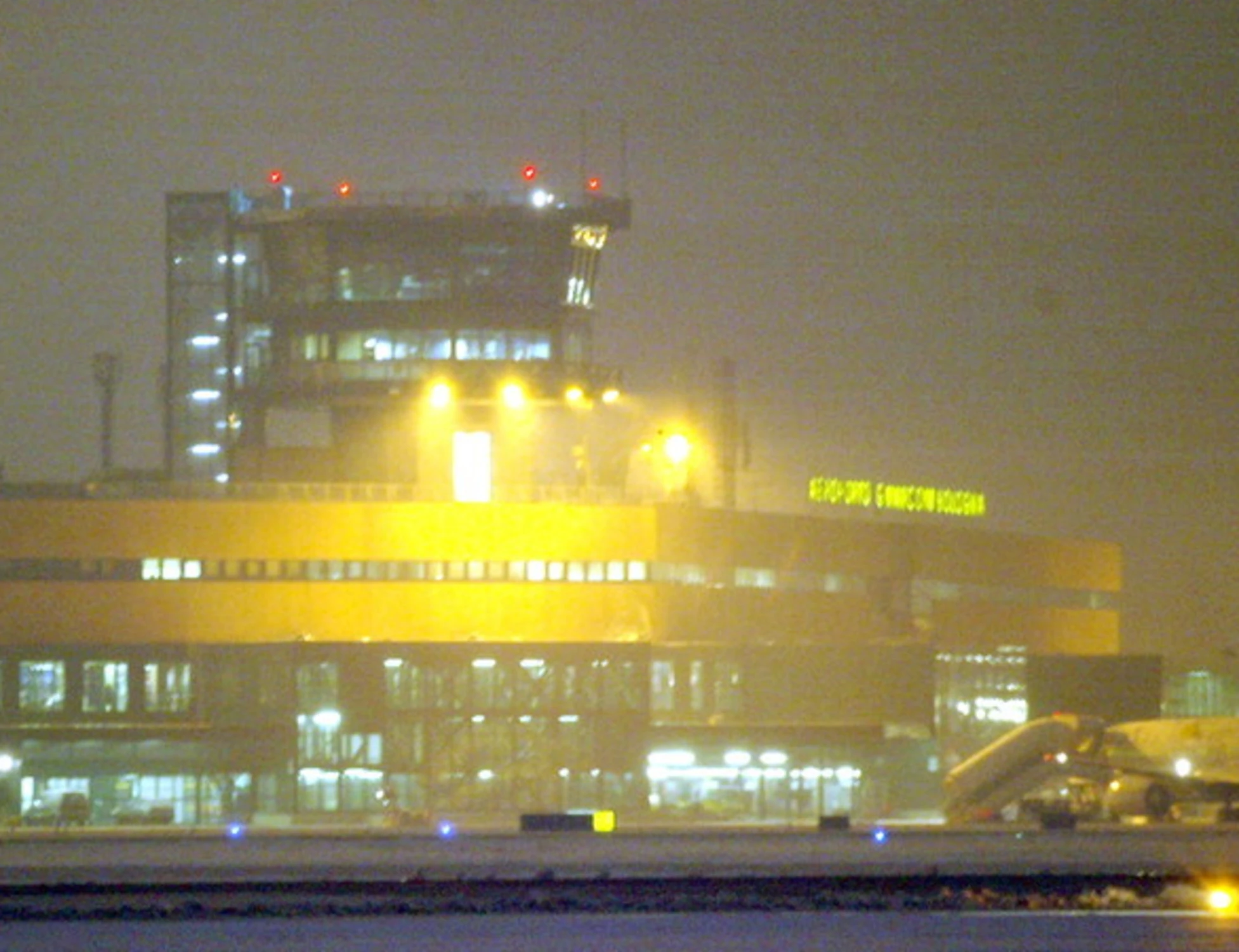Bologna, migrante scappa prima di salire sull'aereo per evitare l'espulsione: caos in aeroporto 