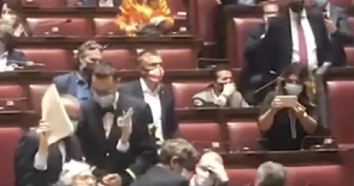 Vittorio Sgarbi come il Cristo di Raffaello: "Mi volevano deporre, ma mi hanno solo spostato"