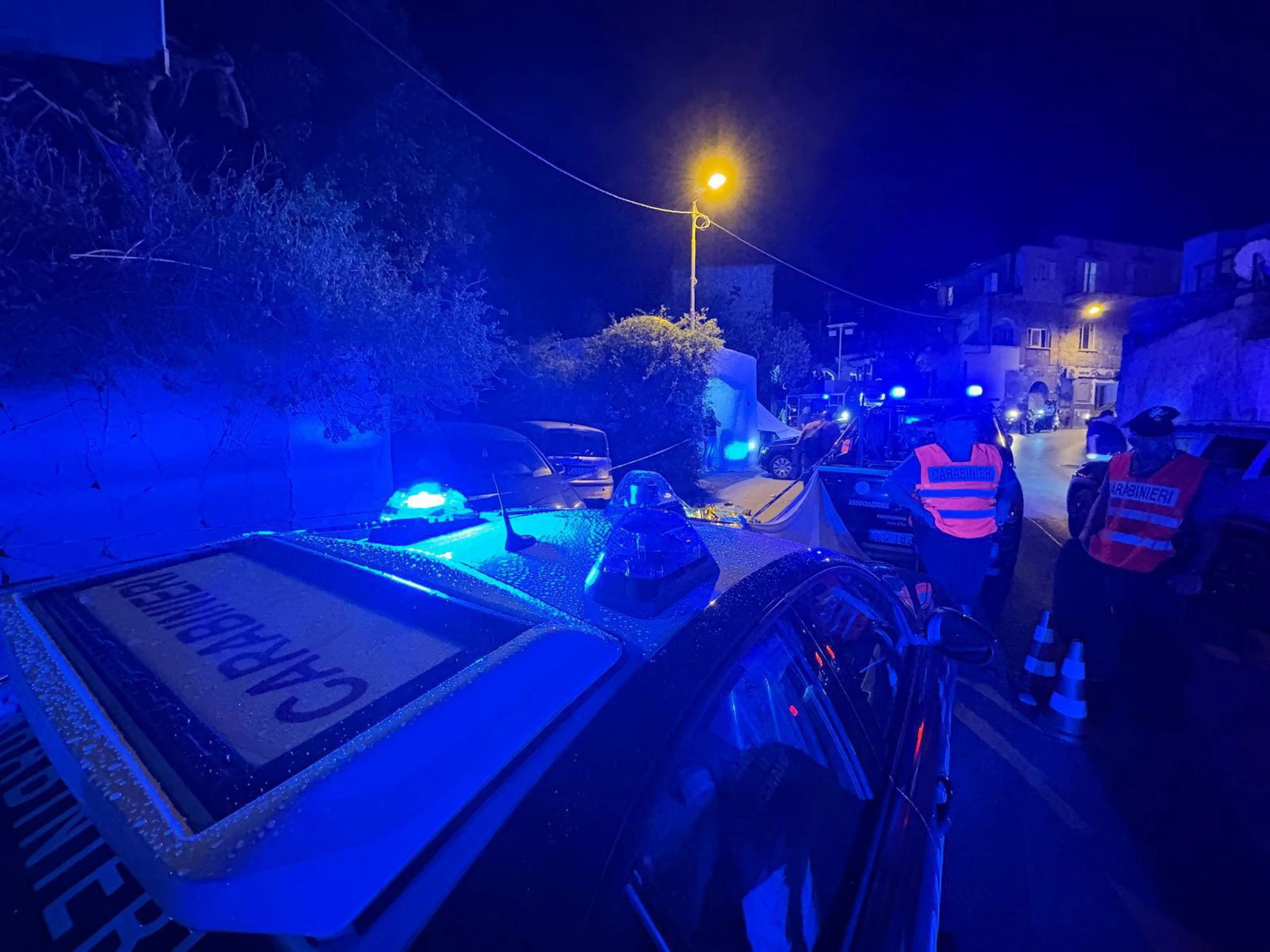 Sottomarina, turista porta fuori il cane: raffica di coltellate da un uomo col casco