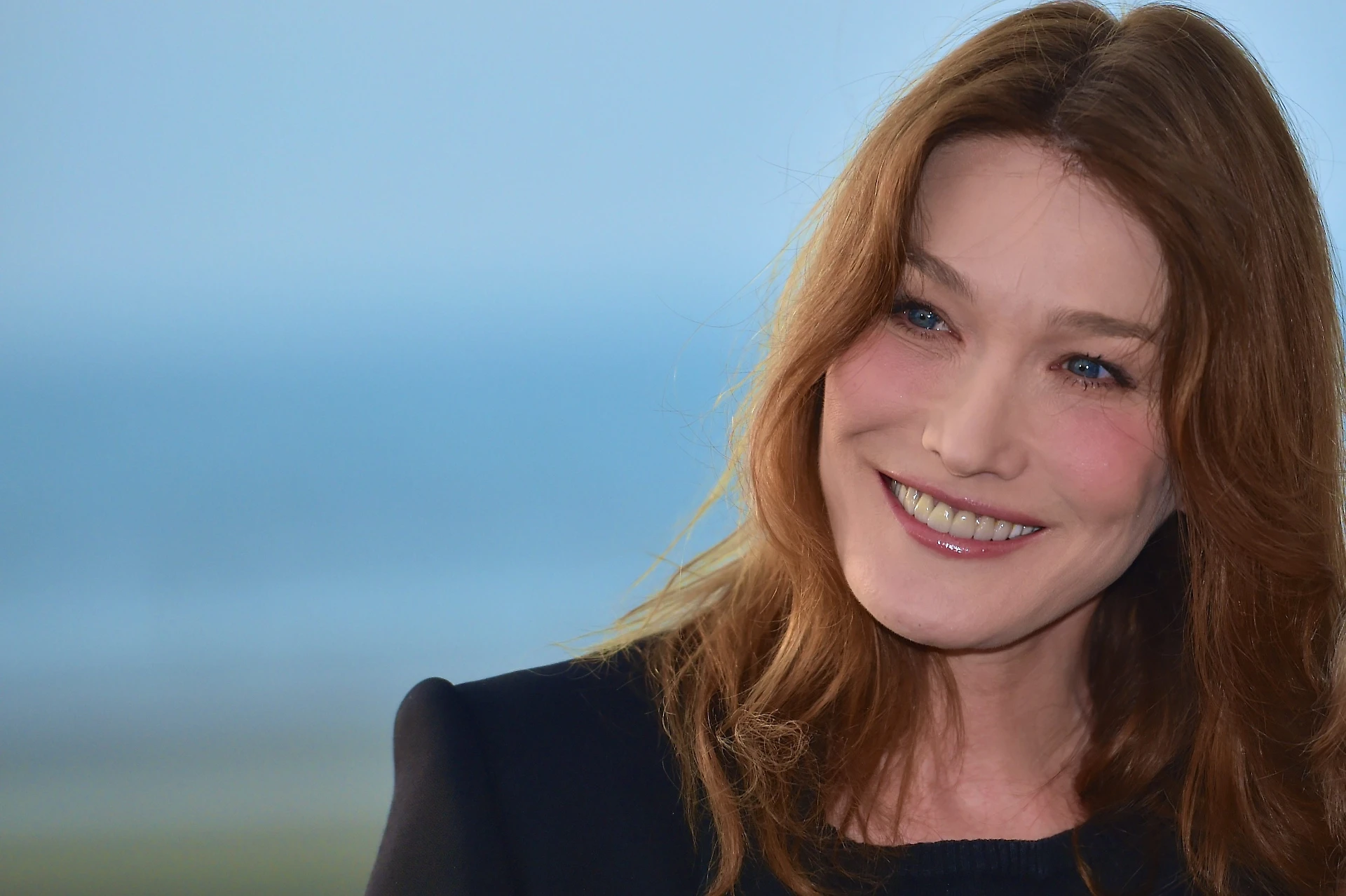 Carla Bruni su Cesare Battisti: "Mai conosciuto, rispetto per le vittime". Ma scorda qualcosa