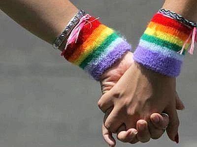Via libera del governo alla legge contro l'omofobia, ma il testo divide e fa discutere