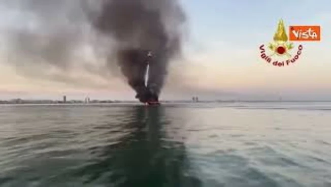 Yacht affonda a Jesolo dopo un incendio, evacuate 10 persone, intervento dei Vigili del Fuoco