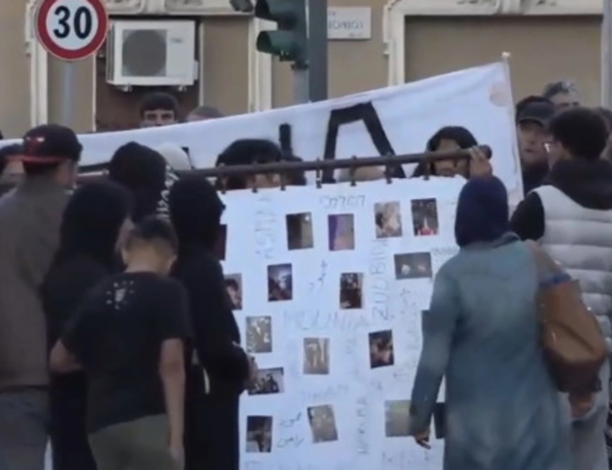 Milano, lancio di oggetti al corteo per ricordare il 21enne morto scappando dalla polizia
