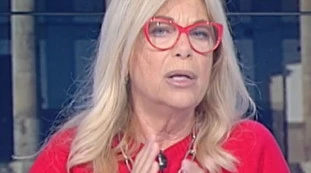 Rita Dalla Chiesa durissima contro Vauro: "Un italiano come te in meno. E nessuno ti ha nemmeno preso a calci"