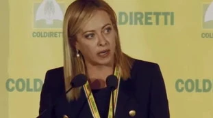 Giorgia Meloni, la battuta prima di salire sul palco: "Che umiliazione"