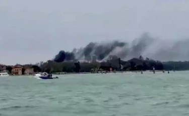 Paura alla Biennale di Venezia colonna di fumo: in fiamme il padiglione Serbia  