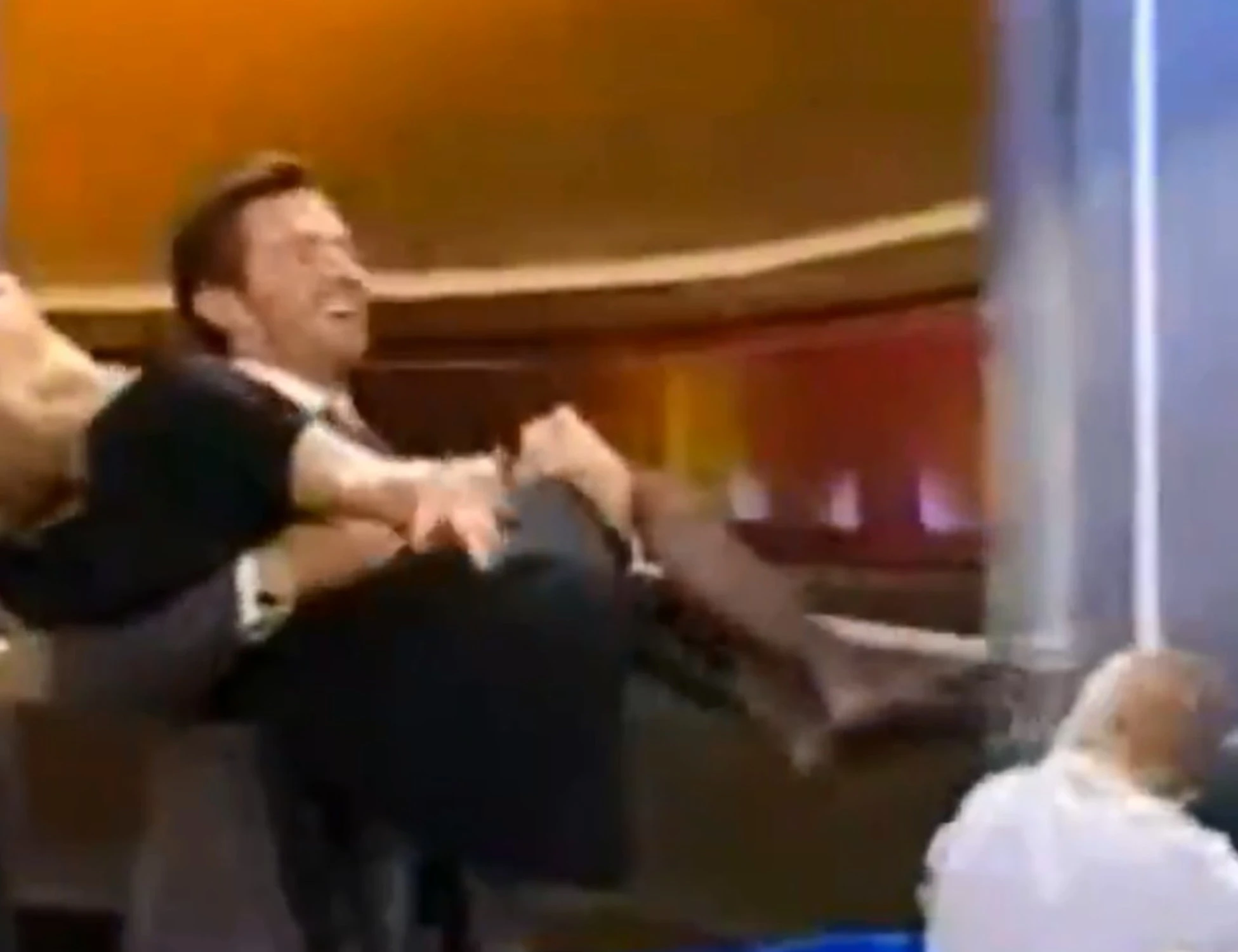 Ursula von der Leyen, mini abito nero e calze di nylon: il vecchio video che spiazza la Ue