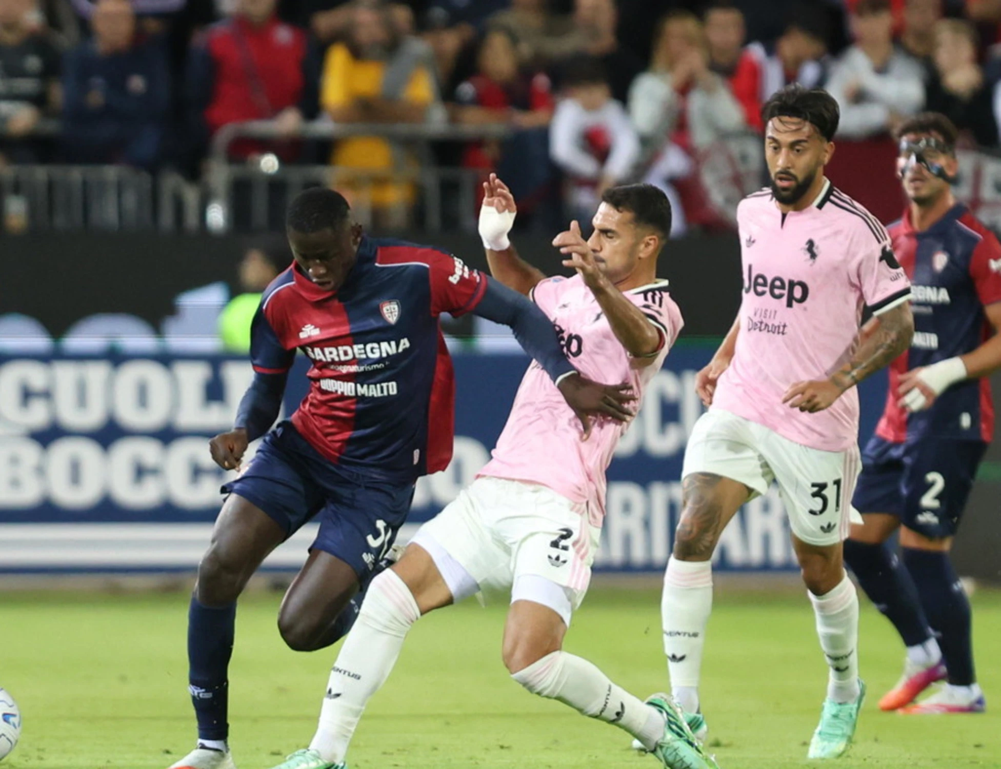 Juventus, Kolo Muani evita il ko col Cagliari: 1 a 1 in Sardegna