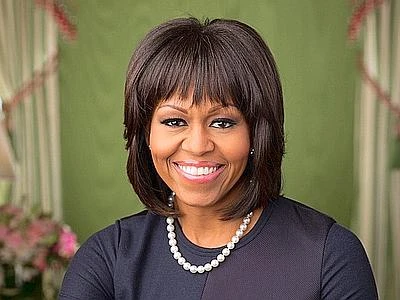 La frangetta di Michelle 'consacrata' dalla foto ufficiale della Casa Bianca