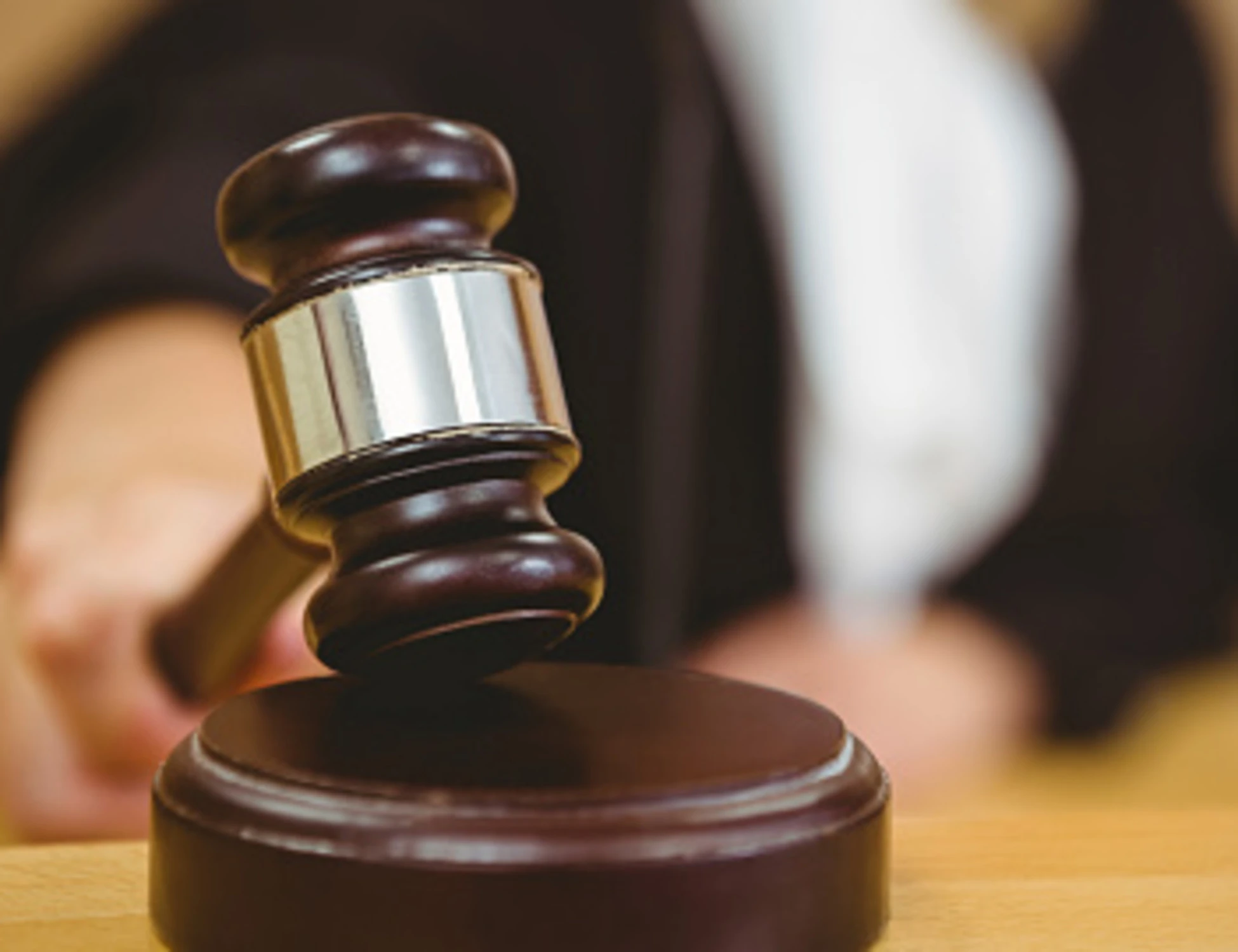 Biella, "sotto il seno non è molestia in zona erogena": scoppia il caso in tribunale