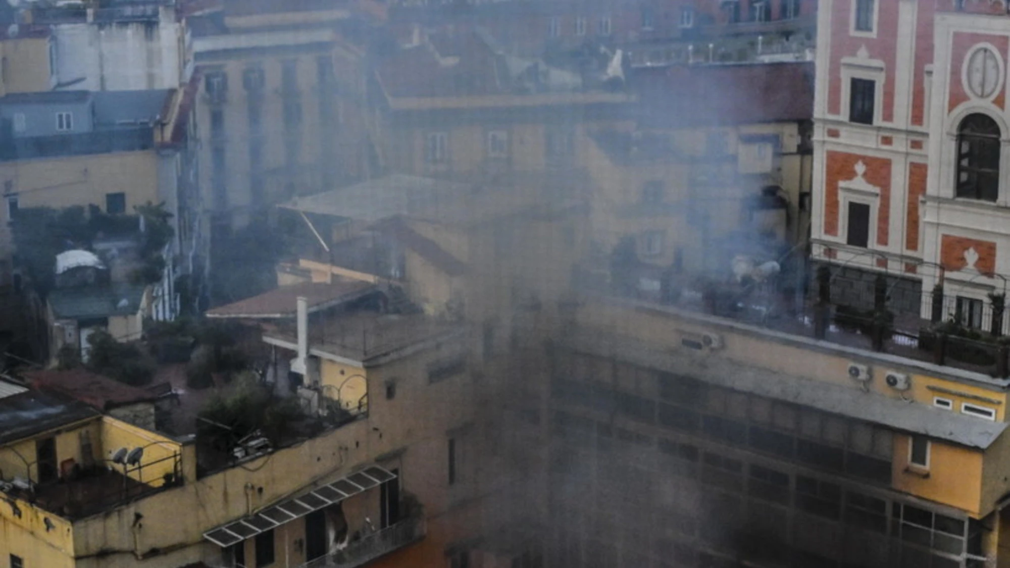 Napoli, incendio al teatro Sannazaro: persone intossicate