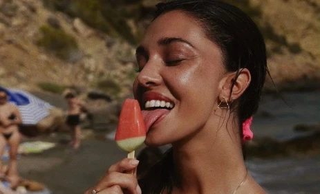 Belen Rodriguez lecca il ghiacciolo e scopre il seno: una foto da annali