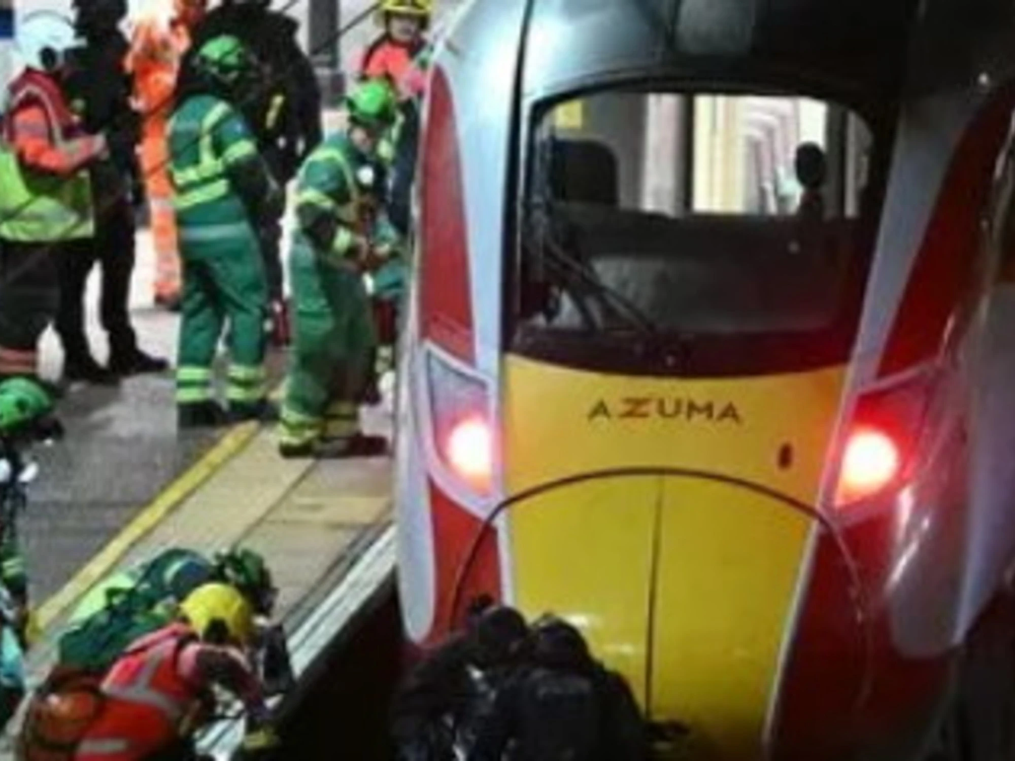 Regno Unito, "scene da film horror": 11 accoltellati sul treno, 2 in pericolo di vita