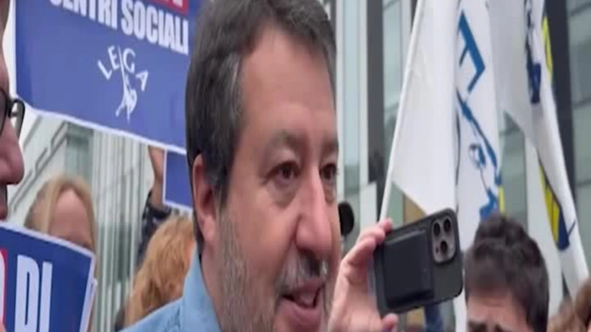 Milano, Salvini: "Attenti alle case libere e sfitte, c'è anche Ilaria Salis"