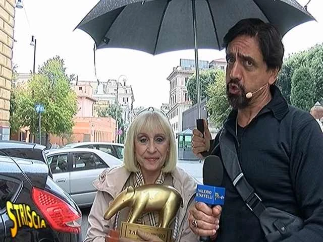 Striscia la Notizia, Raffaella Carrà scatenata contro Sergio Mattarella: "Per le istituzioni, io..."