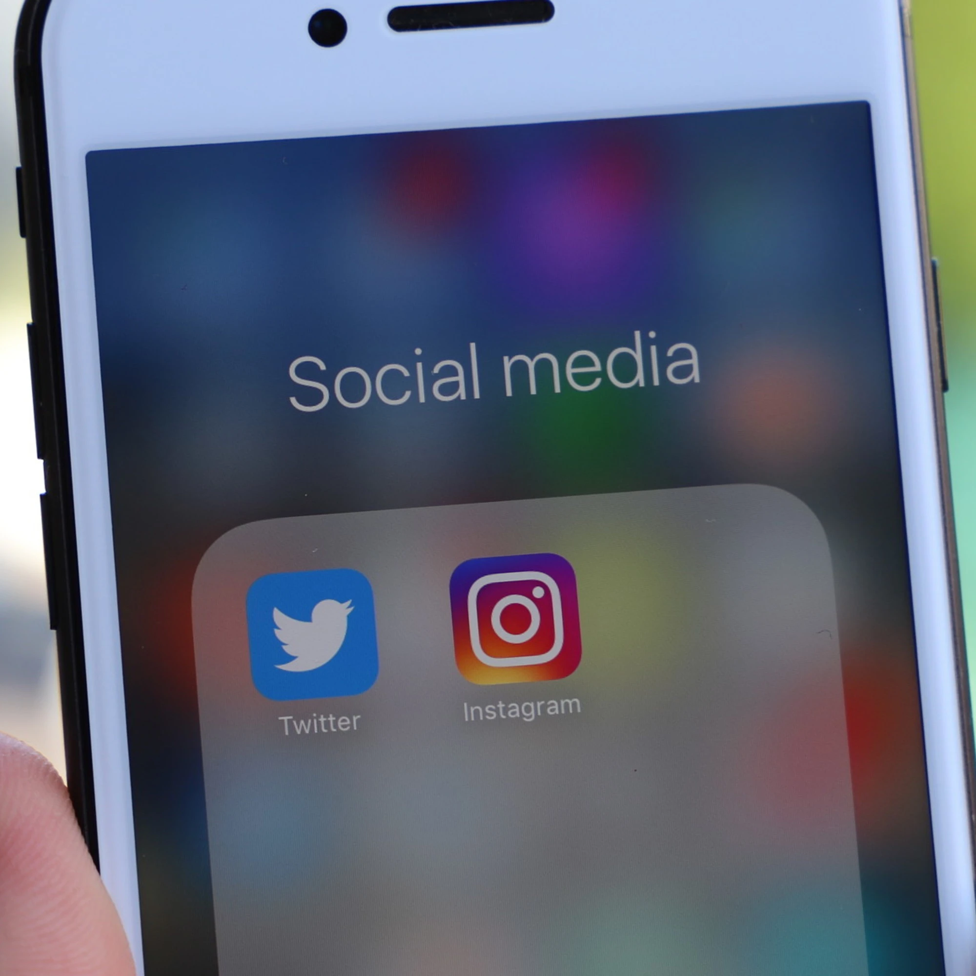 Divieto-social, la stretta sul digitale non funzionerà mai