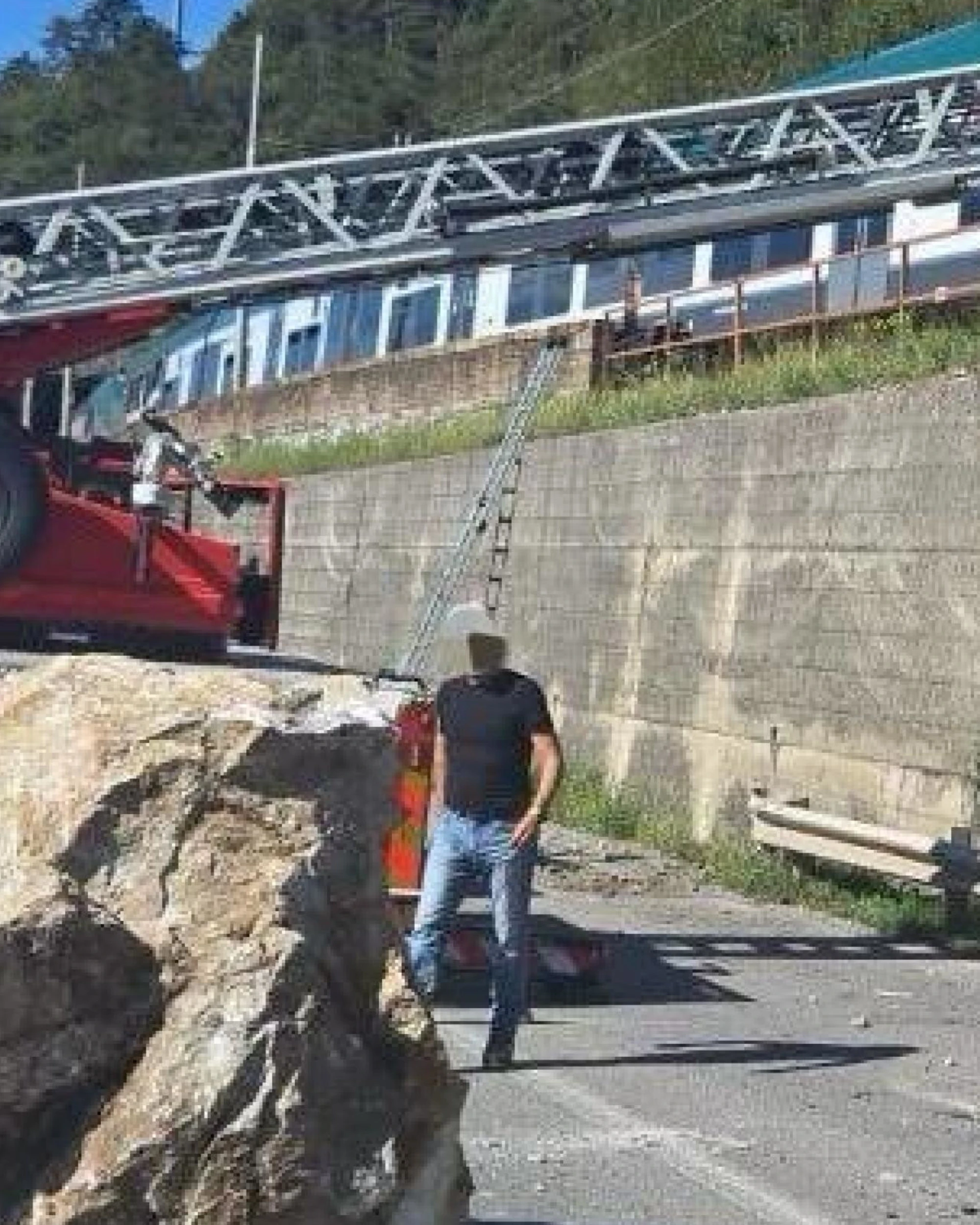 Lecco, masso si stacca dalla montagna e invade la Statale