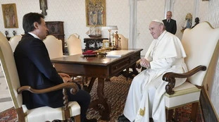 Vittorio Feltri contro Giuseppe Conte: "Un pretino che regge la veste al Papa rosso"