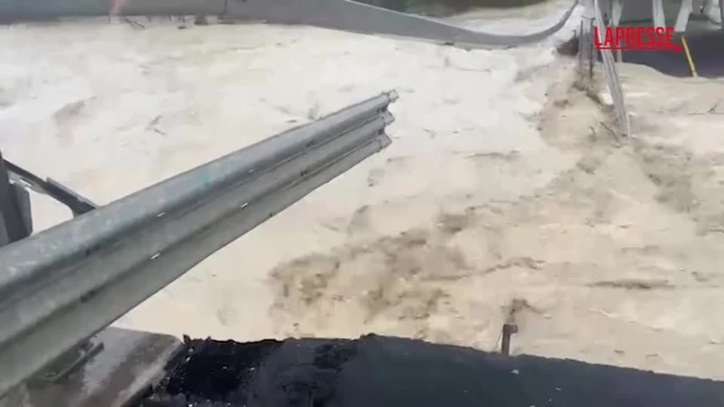Maltempo, crolla il ponte sul Trigno tra Abruzzo e Molise