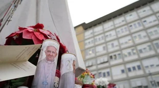 Papa Francesco, l'ultimo bollettino: "Come ha trascorso la notte, il gesto al risveglio"