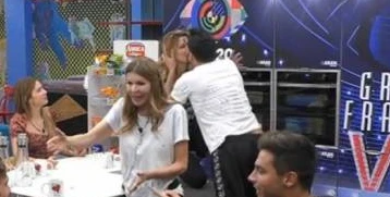 Gf Vip a luci rosse? Scatta il bacio in bocca: chi sono i due interessati (lei è pure sposata)
