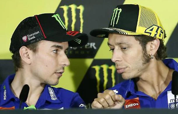 Valentino Rossi, il ritiro di Jorge Lorenzo scatena il mercato. E l'effetto domino arriva fino al Dottore