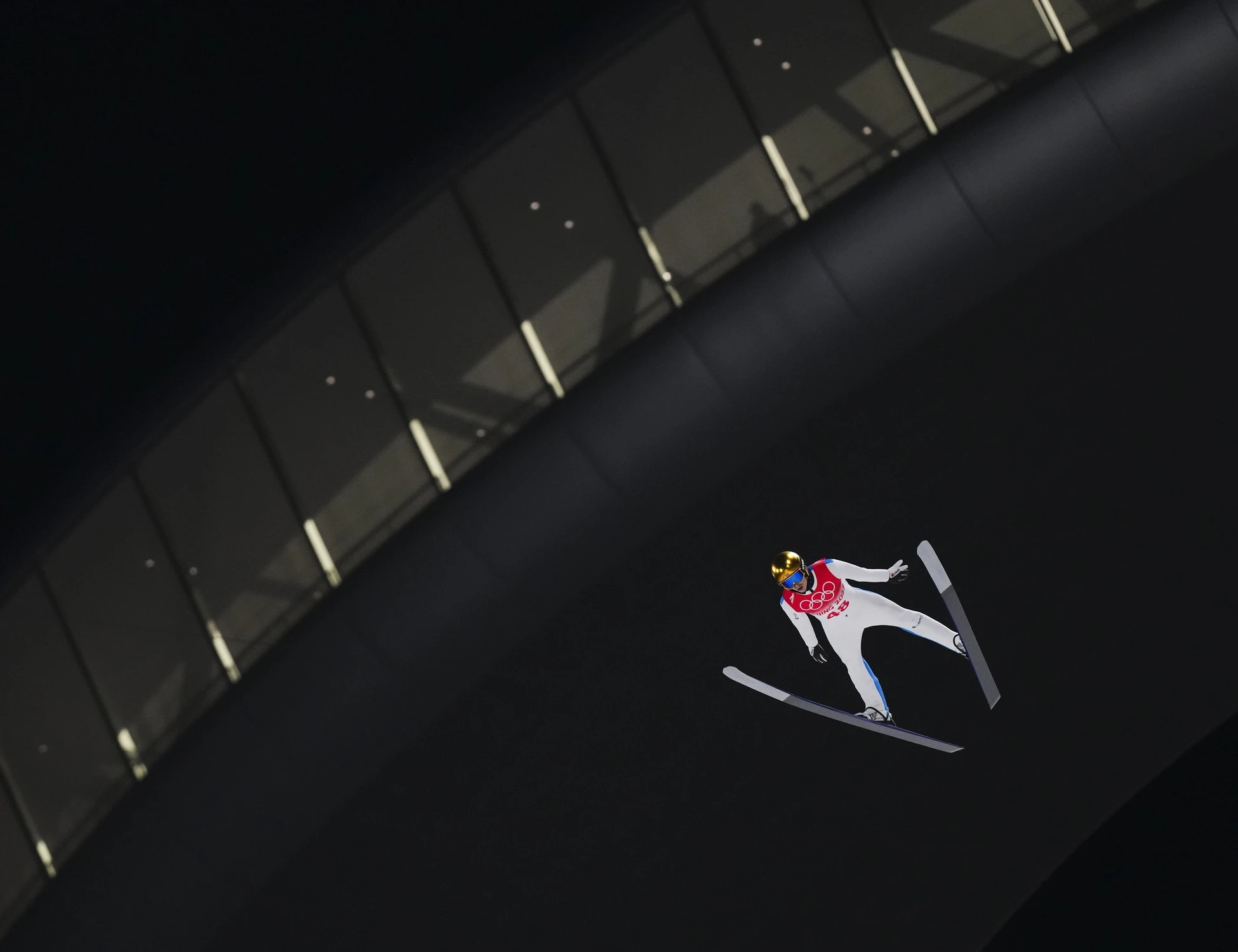 Milano-Cortina, scoppia lo scandalo dell'ingrandimento del pene nel salto con gli sci