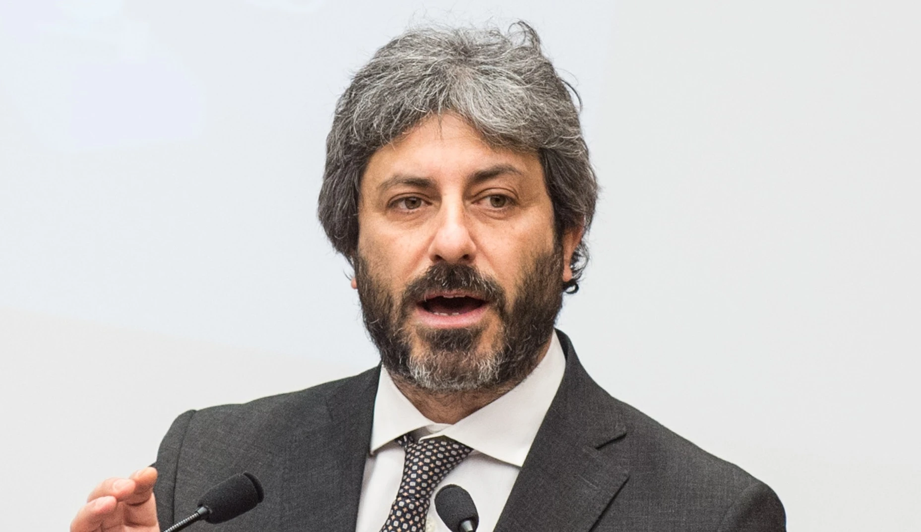 Roberto Fico contro Matteo Salvini: "Sto con Roberto Saviano", il grillino giustifica gli insulti al leghista