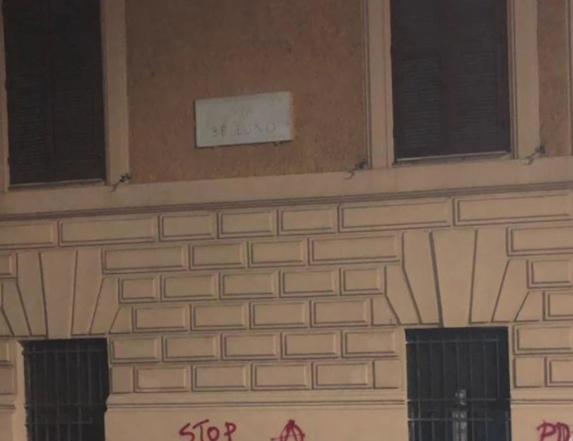 Il tunisino 26enne sparge benzina in commissariato: gesto estremo, finisce malissimo