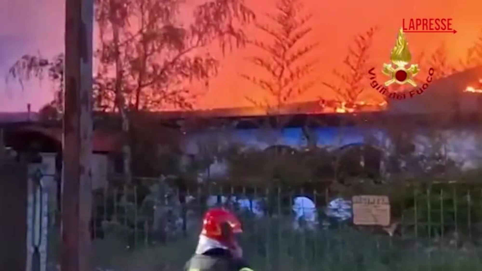Ravenna, in fiamme un edificio a Brisighella: l'incendio si allarga nella vicina vegetazione