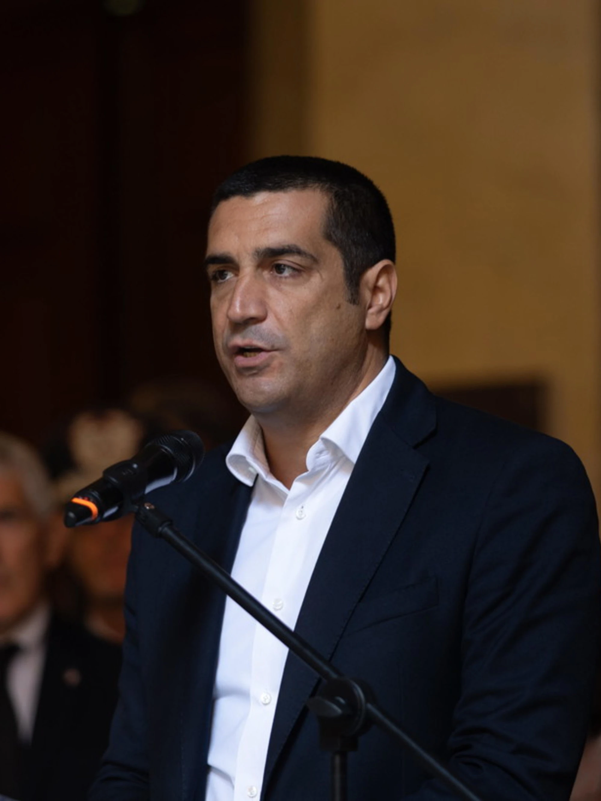 De Pascale, l'ultima sparata pro-migranti: "Permesso per merito", insorge Fdi