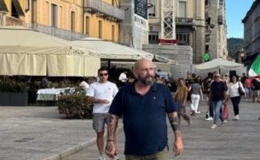Remigrazione, a Como spuntano le bandiere italiane tra turisti e passanti
