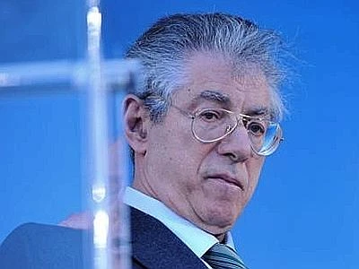 Bossi a sorpresa al comizio di Maroni: ''E' lui il bene della Lega''