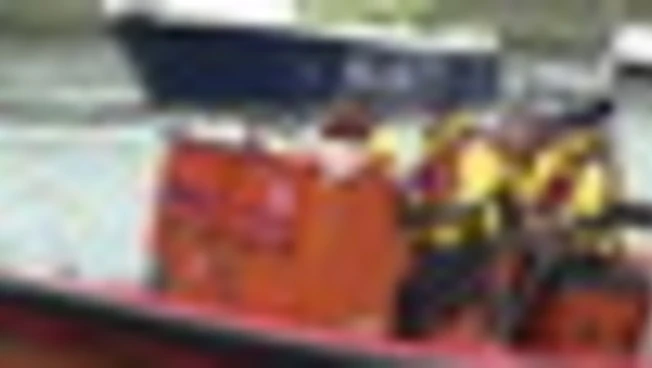 Il principe William guida scialuppa di salvataggio lungo il Tamigi