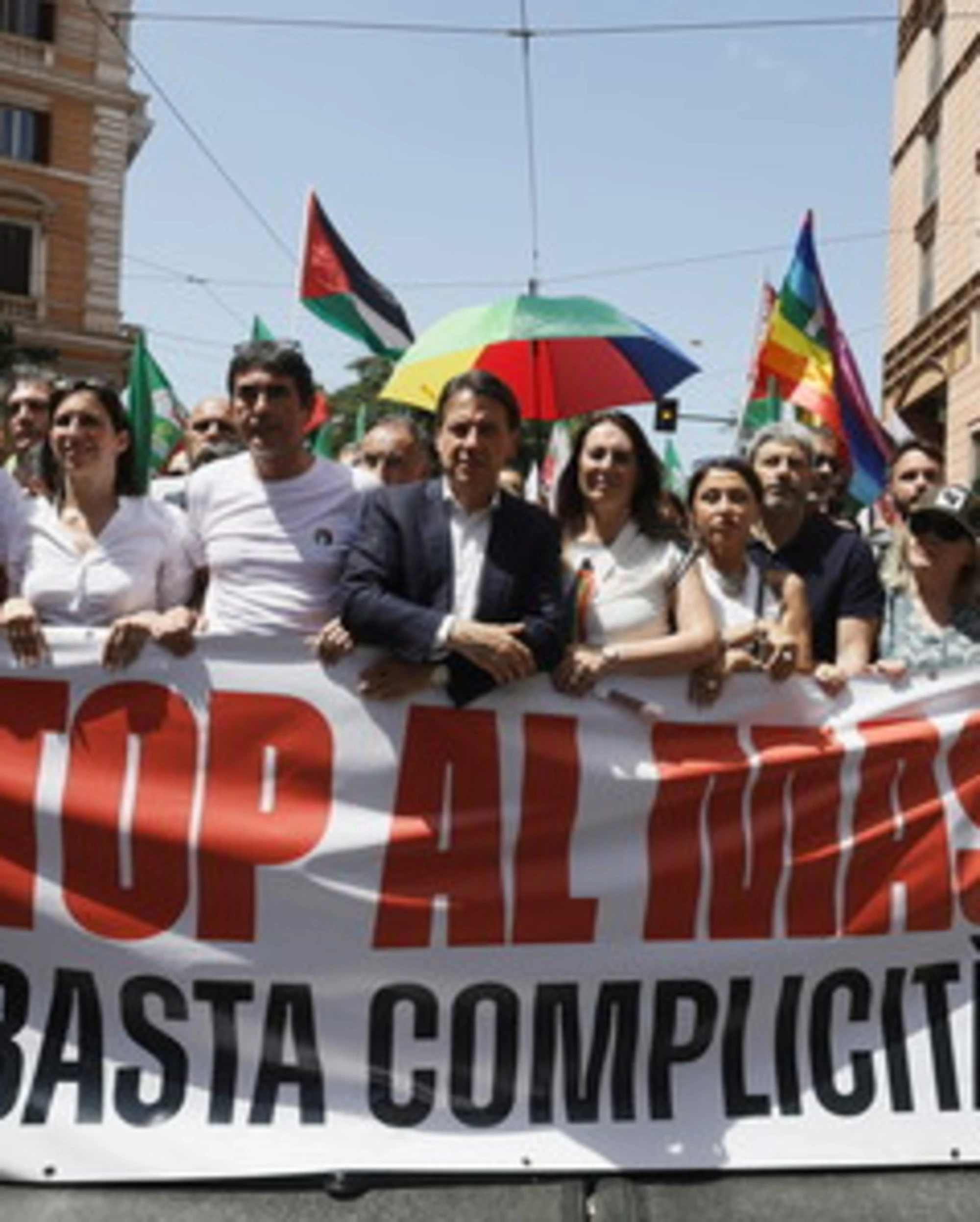 L’opposizione non dorme e anche stavolta sceglie i nemici dell'Occidente
