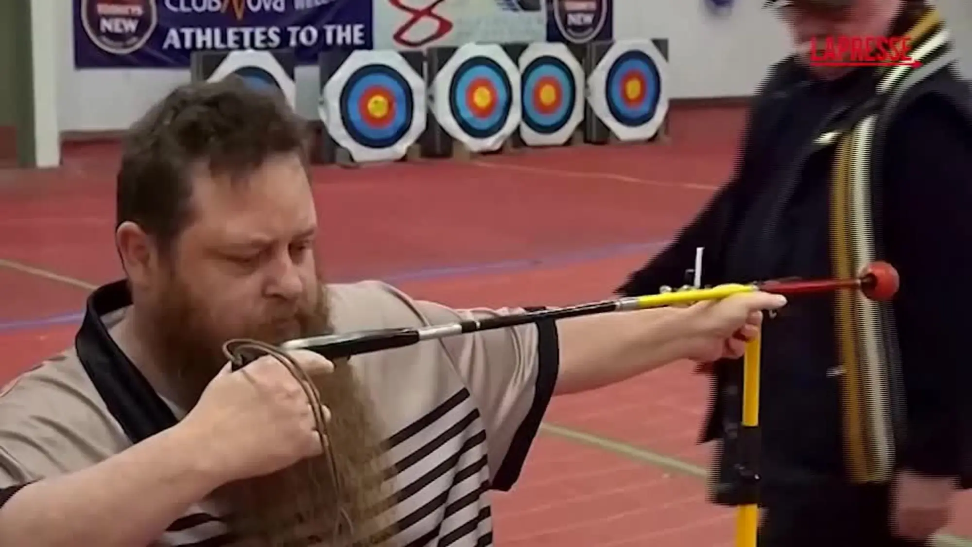 Australia, l'incredibile James Griffiths: ipovedente punta ai Mondiali di tiro con l'arco