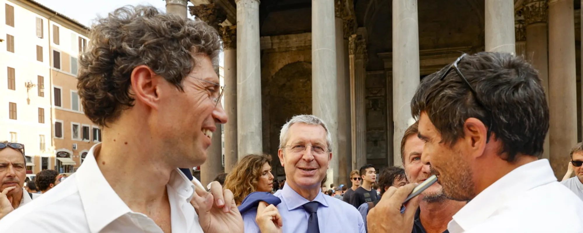 La foto-pagliacciata di Magi e Fratoianni (in risposta a Meloni) <span style="color: rgb(153, 0, 0);">Guarda</span>