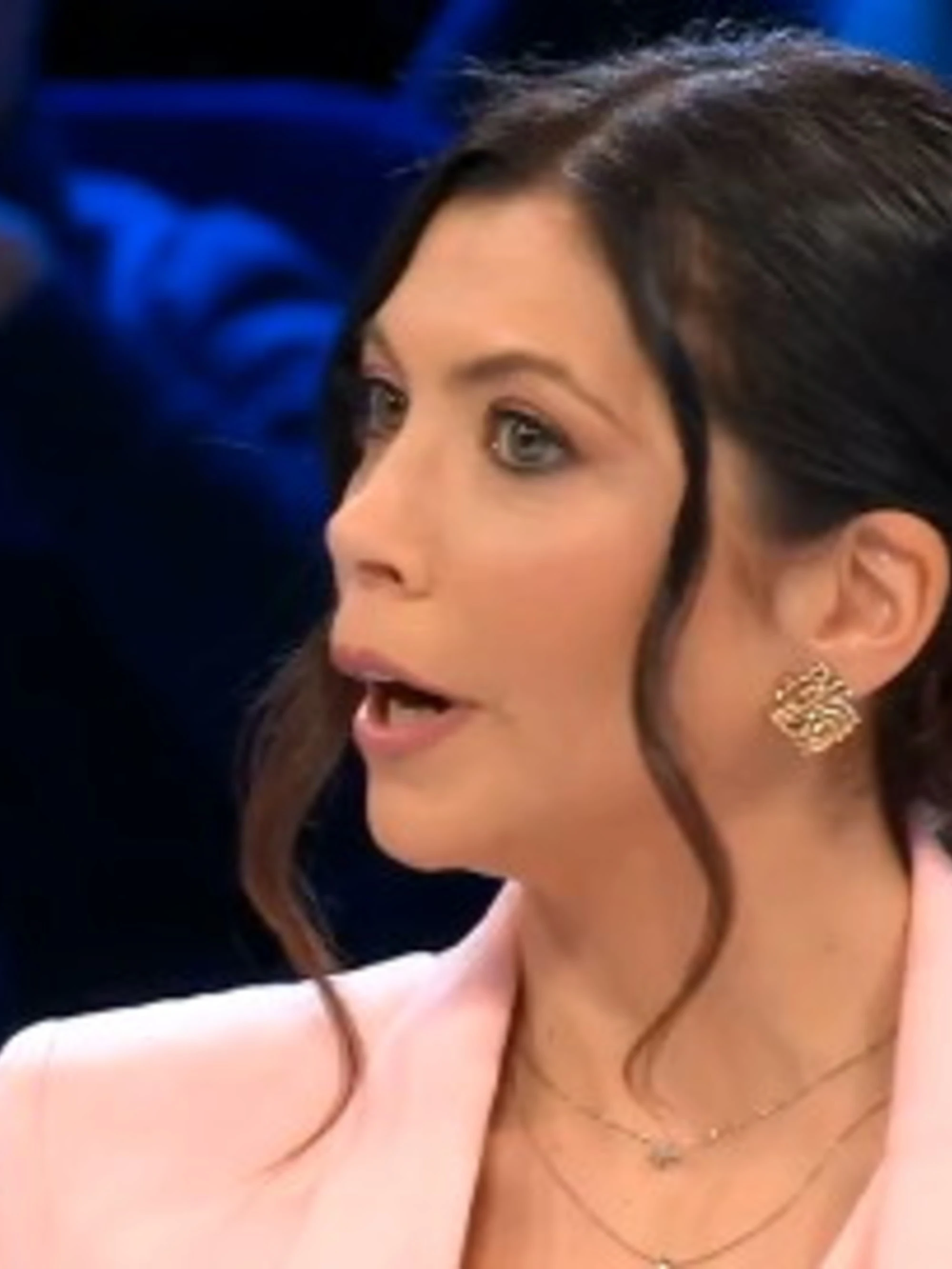 Affari Tuoi, telespettatori in rivolta contro Eleonora: "Urla, non sta mai zitta". De Martino in imbarazzo